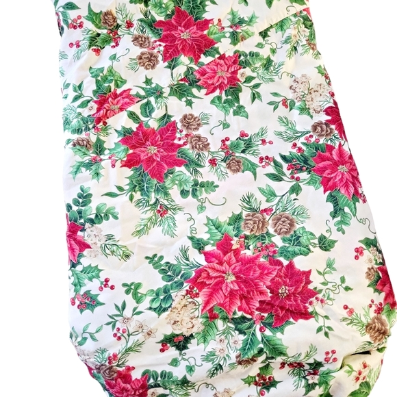 Vintage Pointsettia & Pinecone Round Tablecloth 88" - Picture 1 of 7